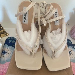 BRAND NEW STEVE MADDEN FERNANDA BONE PATENT LEATHER LACEUP HEELS. NEVER WORN